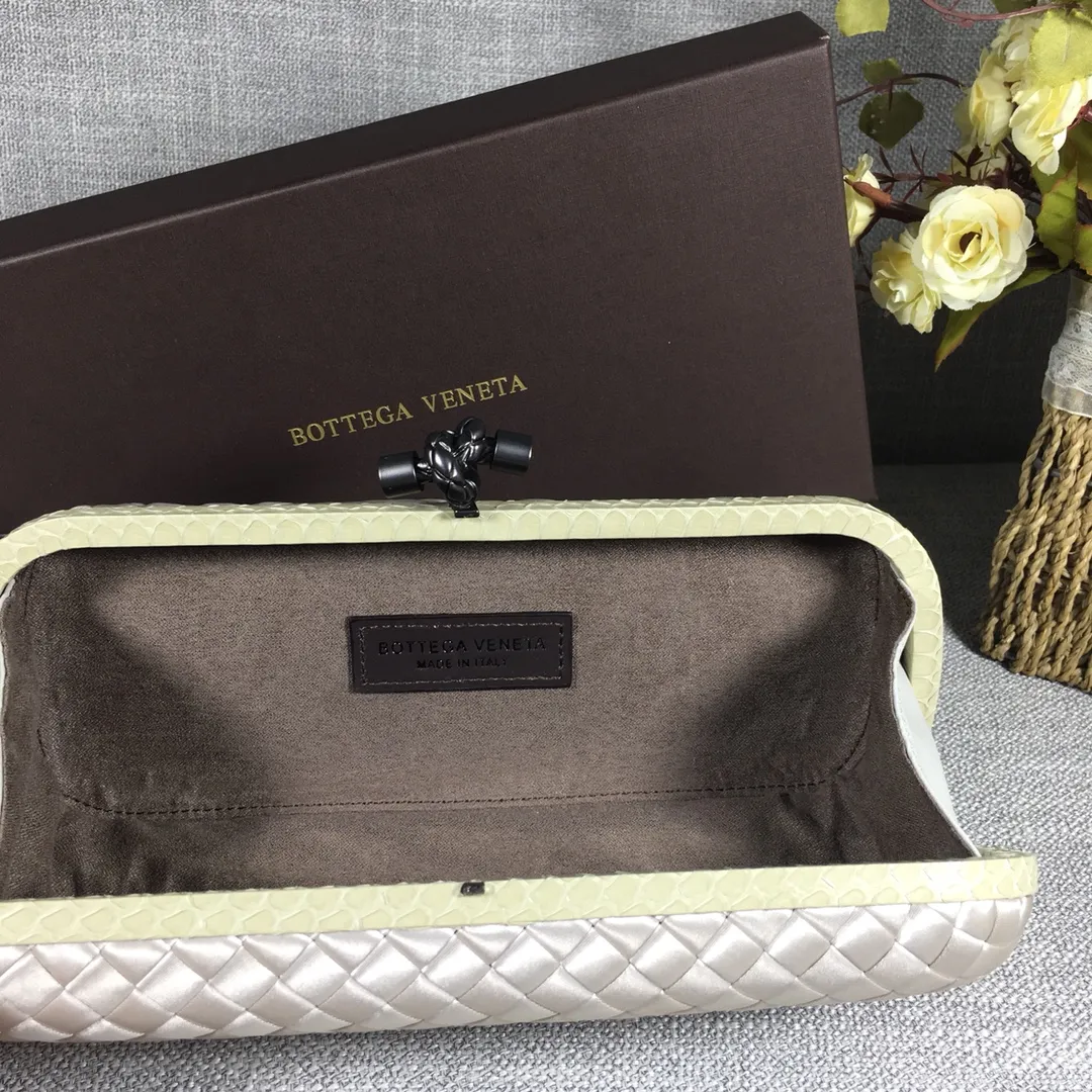 8651 Large Classic Dinner Bag ~~~Snake leather with ribbon ~~~Dense and slippery, not easy to fluff, can hold iPhones of all sizes! Size: 25cm*9.5cm*4cm